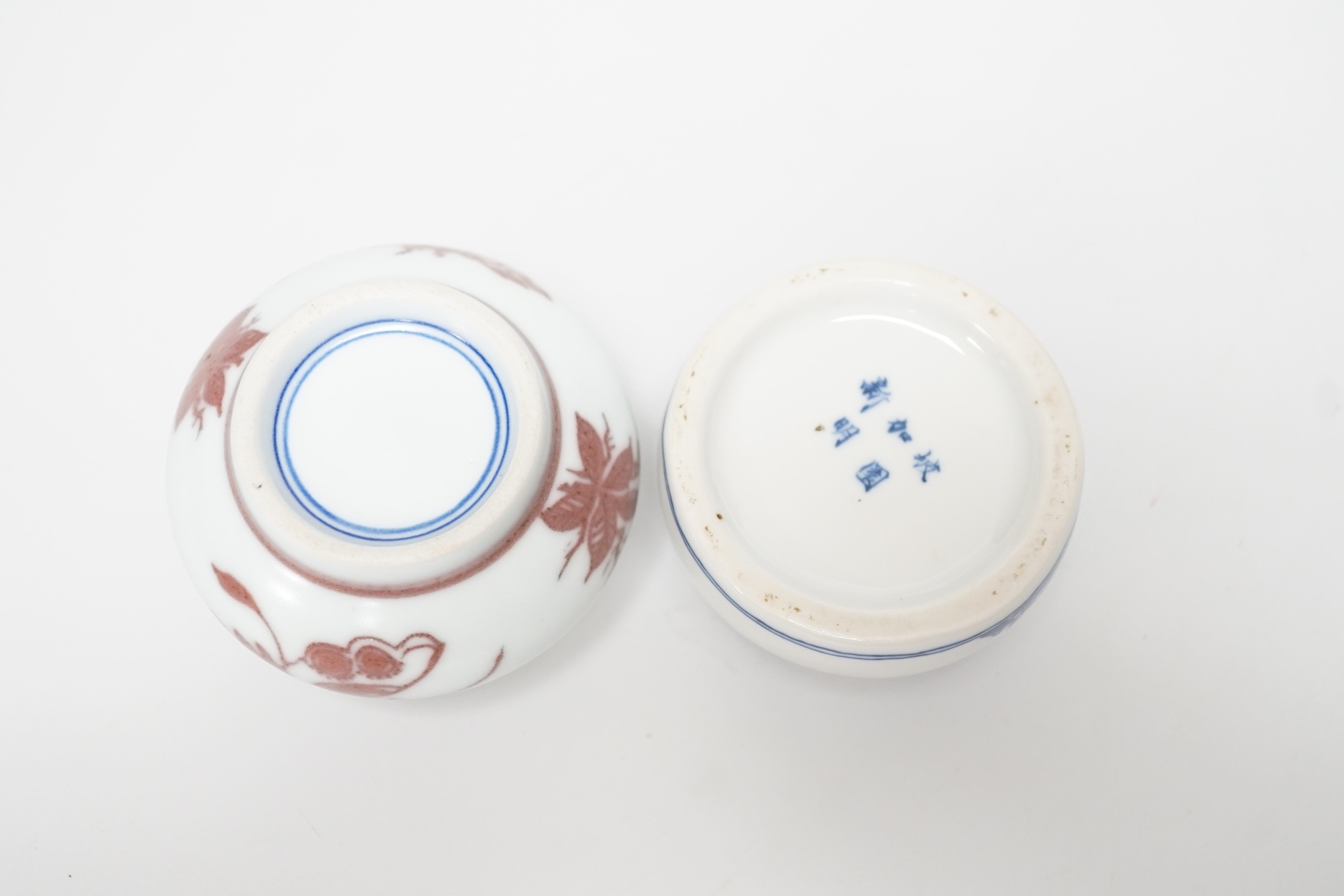 A Chinese underglaze copper small jar and a blue and white waterpot, tallest 5cm